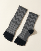 Paire de chaussettes SERRA Haute grises à motif de chevrons posée à plat, talons et orteils noirs.