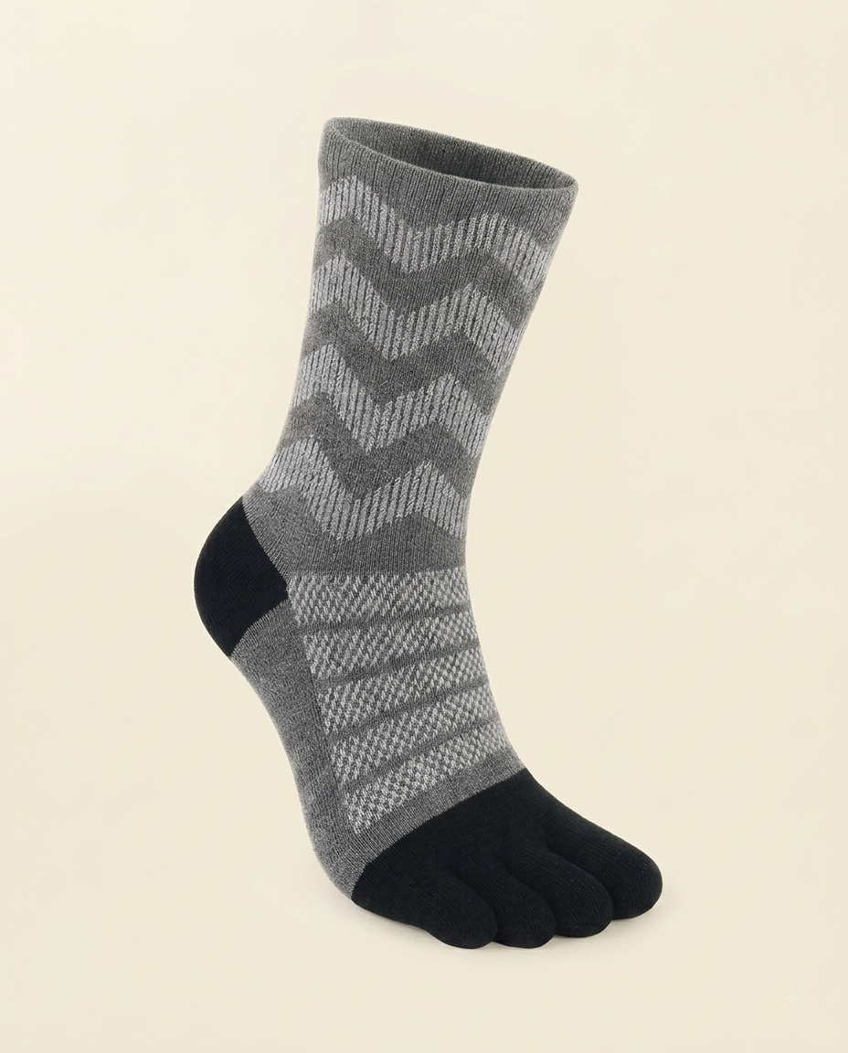 Chaussette SERRA Haute grise à motif de chevrons, talon et cinq compartiments d’orteils noirs, vue de profil.