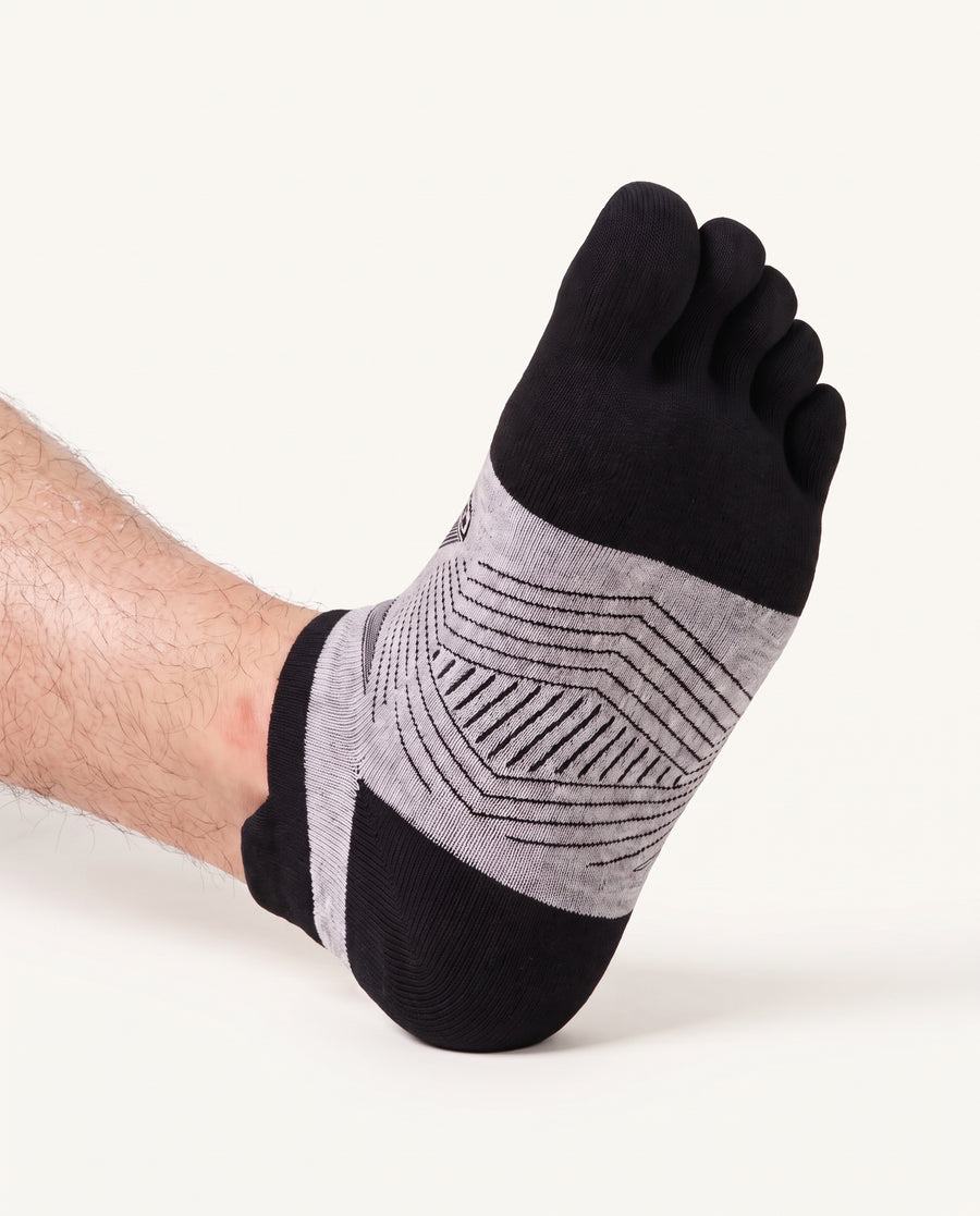 Dessous d'une chaussette AERA Courte portée : surface texturée antidérapante sous le pied, avant-pied et talon noirs renforcés.