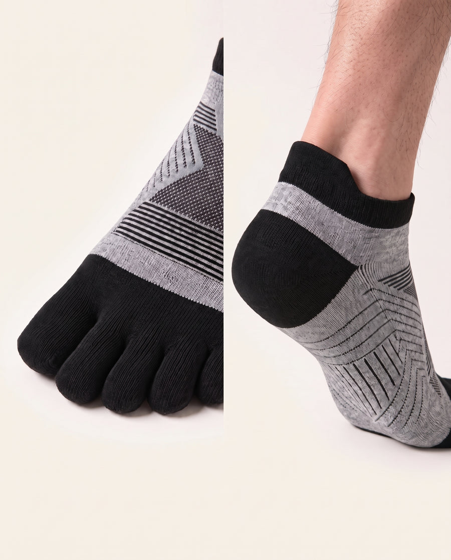 Paire AERA Courte à plat, vue de dessus et vue de profil : l'avant-pied et le talon sont tricotés dans une teinte contrastée, à l'endroit du renfort.