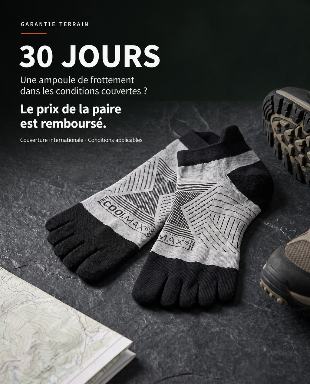 Garantie Terrain 30 jours : une ampoule de frottement dans les conditions couvertes ? Le prix de la paire est remboursé. Paire AERA Courte gris clair et noire posée sur la roche, près d'une chaussure de randonnée et d'une carte.