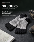 Garantie Terrain 30 jours : une ampoule de frottement dans les conditions couvertes ? Le prix de la paire est remboursé. Paire AERA Courte gris clair et noire posée sur la roche, près d'une chaussure de randonnée et d'une carte.